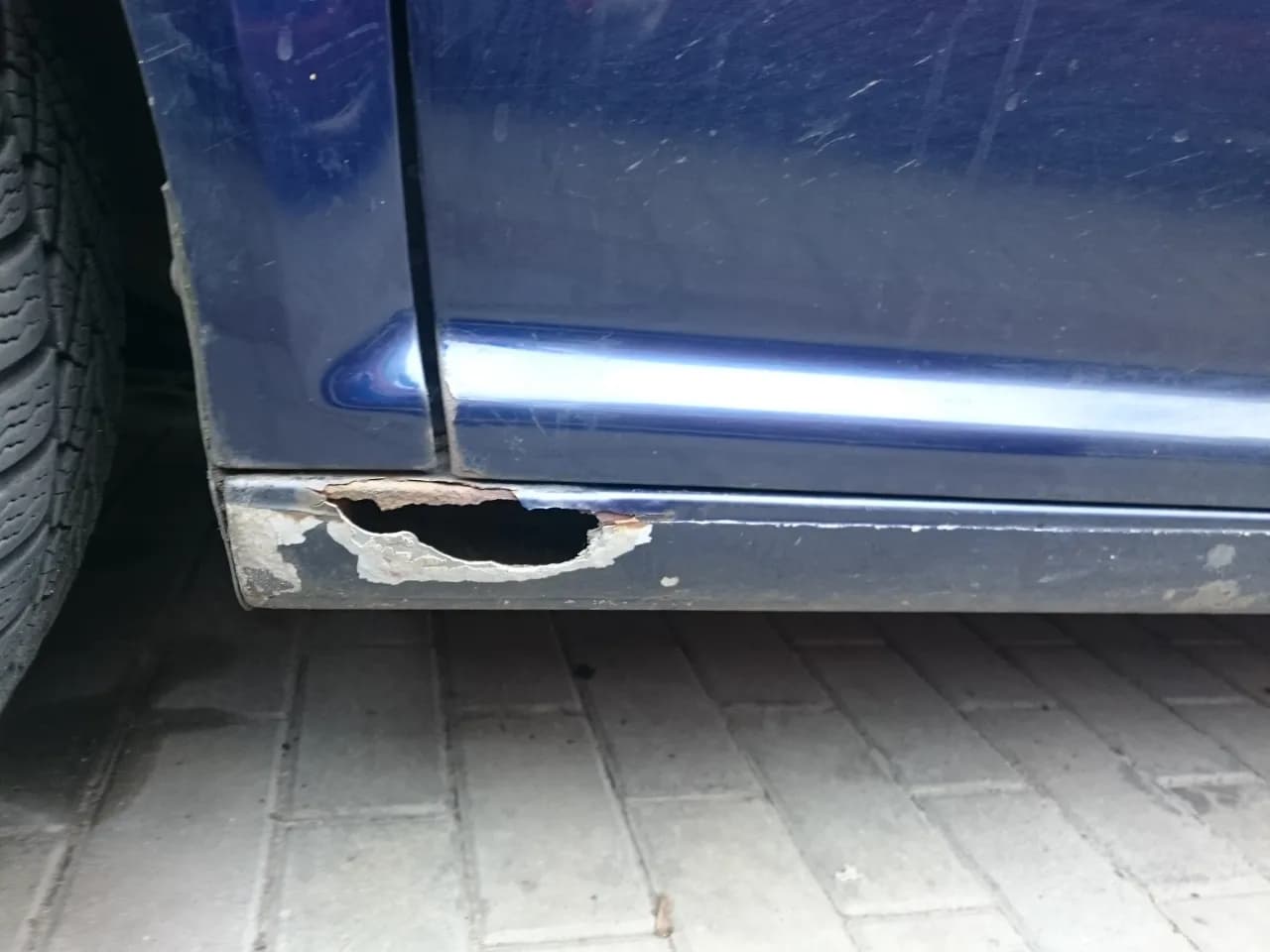 Jak załatać dziurę w progu samochodu - uniknij kosztownych napraw