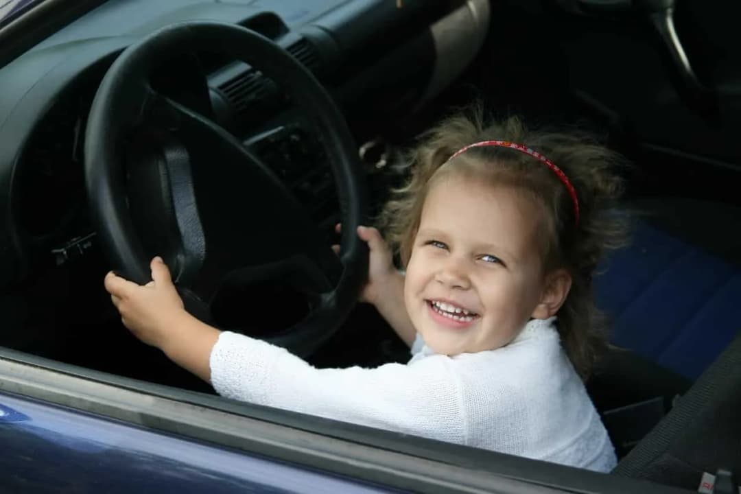 Od ilu lat można jeździć z przodu? Zasady przewozu dzieci w samochodzie