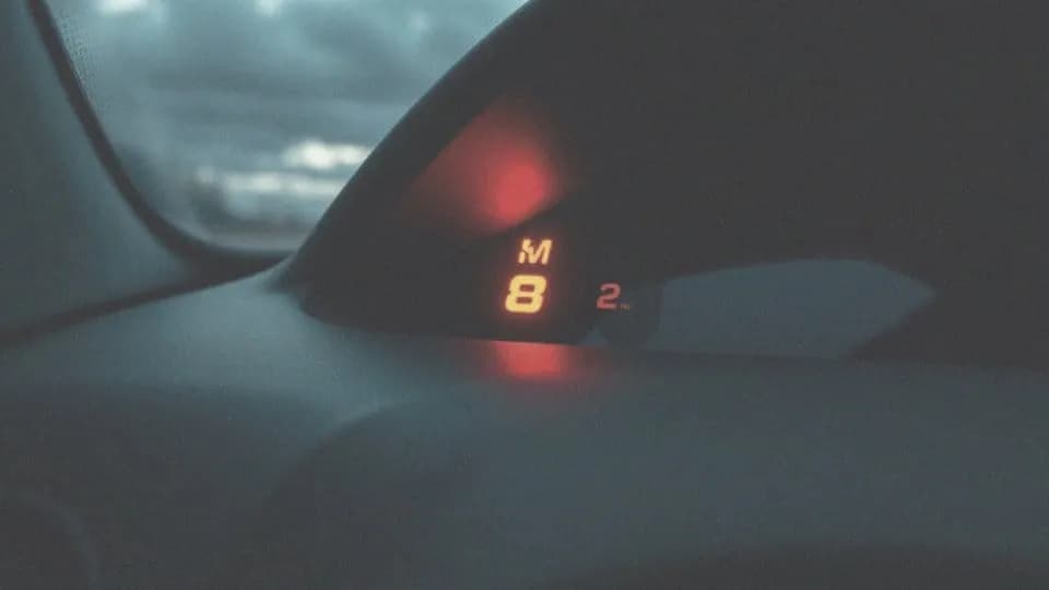 Czerwone kontrolki w samochodzie: co oznaczają i jak reagować? Czerwone kontrolki w samochodzie: co oznaczają i jak reagować?